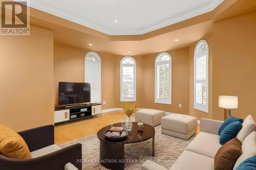 498 Tremblant Court, Mississauga, ON - Indoor Photo Showing Living Room