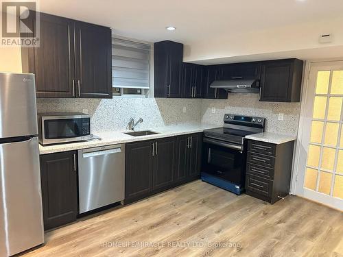 7100 Walworth Court, Mississauga, ON - Indoor Photo Showing Kitchen With Stainless Steel Kitchen With Upgraded Kitchen