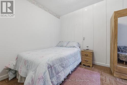 6 Ottawa Street, Laurentian Hills, ON - Indoor Photo Showing Bedroom