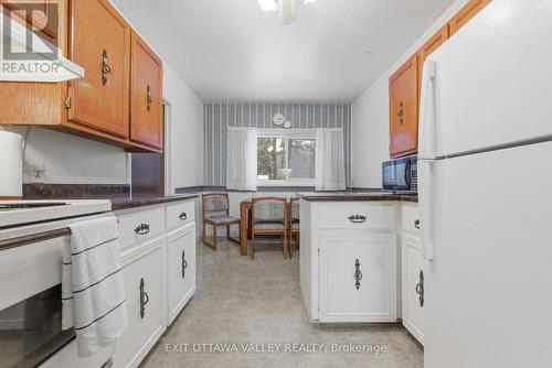 6 Ottawa Street, Laurentian Hills, ON - Indoor Photo Showing Kitchen