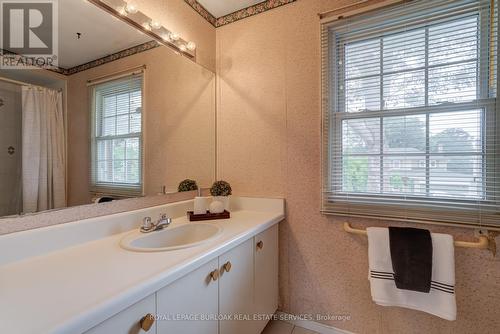 2055 Hunters Wood Drive, Burlington, ON - Indoor Photo Showing Bathroom