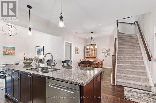136 Conservation Way, Collingwood, ON - Indoor Photo Showing Kitchen With Double Sink With Upgraded Kitchen
