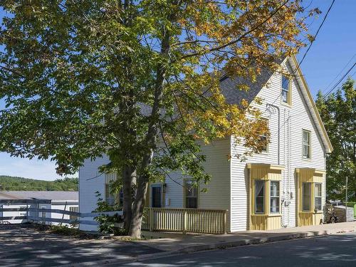 92-94 Pleasant Streets  Bridgewater, NS B4V 1N2