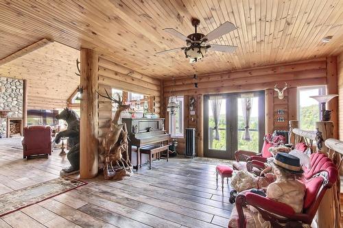 Den - 40 Rue De L'Orée-Des-Bois, Sainte-Catherine-De-La-Jacques-Cartier, QC - Indoor