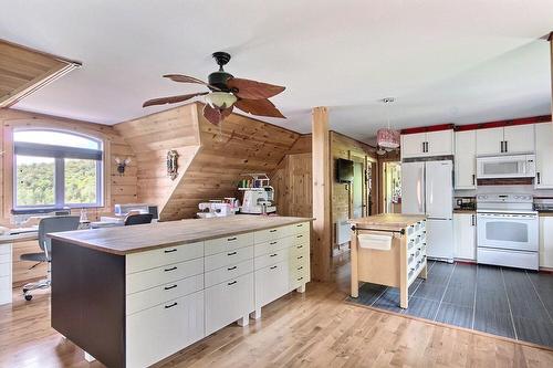 Dwelling - 40 Rue De L'Orée-Des-Bois, Sainte-Catherine-De-La-Jacques-Cartier, QC - Indoor Photo Showing Kitchen