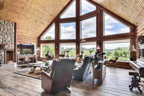 Living room - 40 Rue De L'Orée-Des-Bois, Sainte-Catherine-De-La-Jacques-Cartier, QC - Indoor With Fireplace