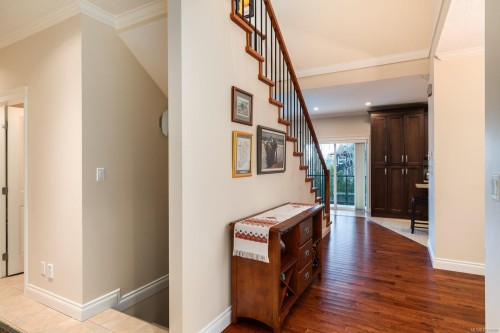 5173 Lochside Dr, Saanich, BC 