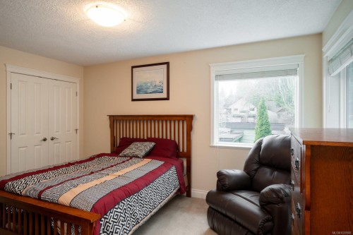 5173 Lochside Dr, Saanich, BC 