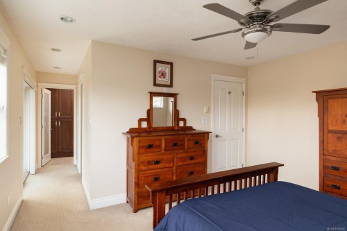 5173 Lochside Dr, Saanich, BC 