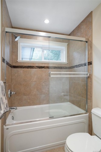 5173 Lochside Dr, Saanich, BC 