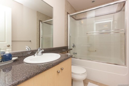 5173 Lochside Dr, Saanich, BC 