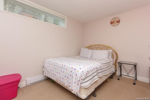 5173 Lochside Dr, Saanich, BC 