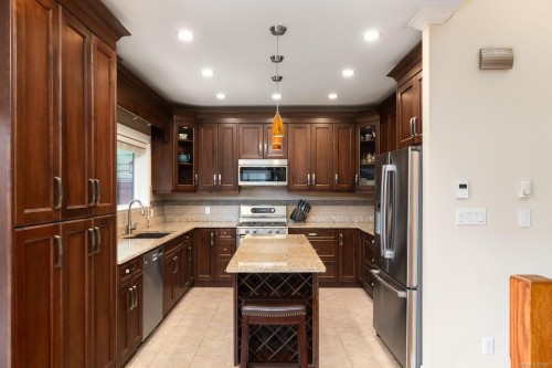 5173 Lochside Dr, Saanich, BC 