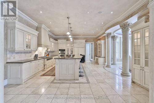 2215 Doulton Drive, Mississauga, ON - Indoor Photo Showing Kitchen With Upgraded Kitchen