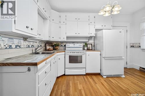 1120 3Rd Avenue Nw, Moose Jaw, SK - Indoor Photo Showing Kitchen