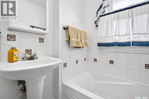 1120 3Rd Avenue Nw, Moose Jaw, SK - Indoor Photo Showing Bathroom