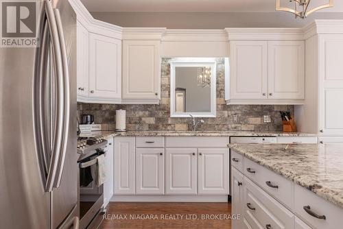 19 Crimson Drive, Niagara-On-The-Lake (St. Davids), ON - Indoor Photo Showing Kitchen With Upgraded Kitchen