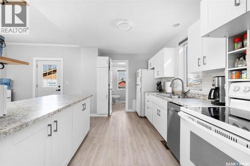1129 3Rd Avenue Ne, Moose Jaw, SK - Indoor Photo Showing Kitchen With Upgraded Kitchen