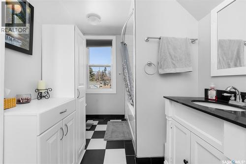 1129 3Rd Avenue Ne, Moose Jaw, SK - Indoor Photo Showing Bathroom