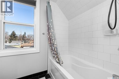 1129 3Rd Avenue Ne, Moose Jaw, SK - Indoor Photo Showing Bathroom