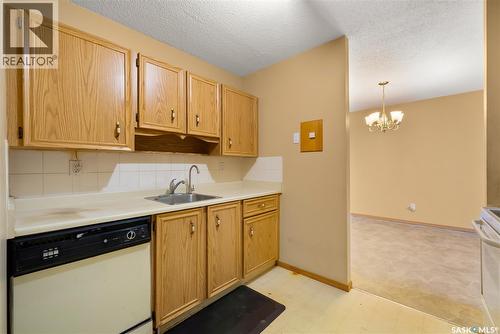 304 4615 Rae Street, Regina, SK - Indoor Photo Showing Kitchen