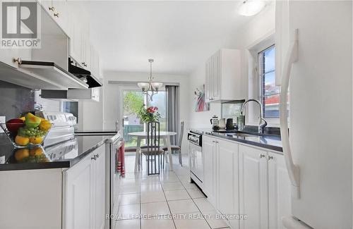 77 Daventry Crescent, Ottawa, ON - Indoor Photo Showing Kitchen With Upgraded Kitchen