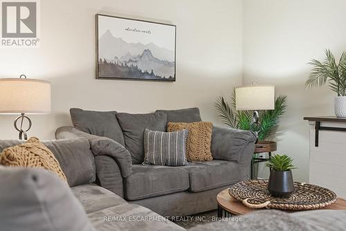 38 Golden Orchard Drive, Hamilton, ON - Indoor Photo Showing Living Room