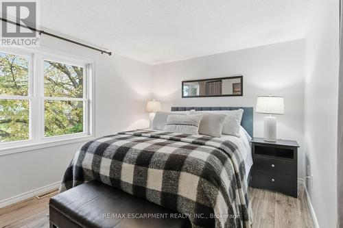 38 Golden Orchard Drive, Hamilton, ON - Indoor Photo Showing Bedroom