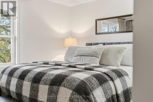 38 Golden Orchard Drive, Hamilton, ON - Indoor Photo Showing Bedroom