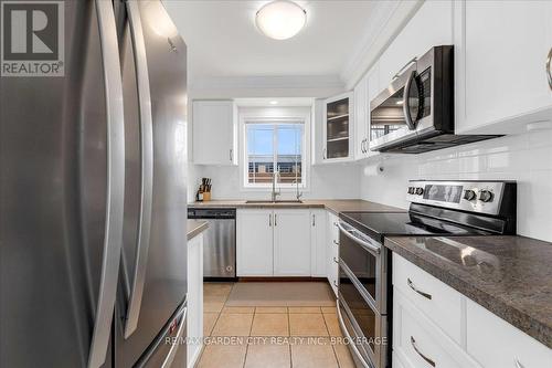 45 Hemlock Way, Grimsby (Grimsby West), ON - Indoor Photo Showing Kitchen With Upgraded Kitchen