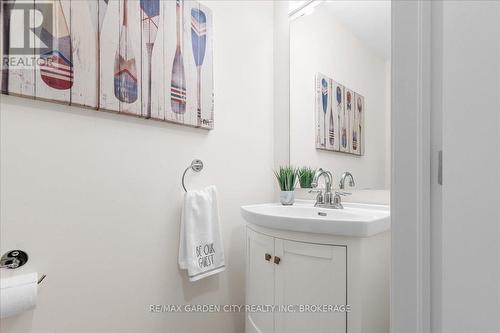 45 Hemlock Way, Grimsby (Grimsby West), ON - Indoor Photo Showing Bathroom
