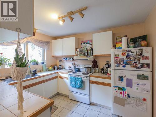 661A C Avenue, Kaslo, BC - Indoor Photo Showing Kitchen