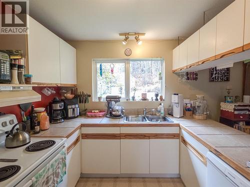 661A C Avenue, Kaslo, BC - Indoor Photo Showing Kitchen With Double Sink
