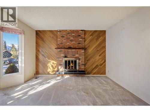 1509 Mountain View Drive, Revelstoke, BC - Indoor Photo Showing Living Room With Fireplace