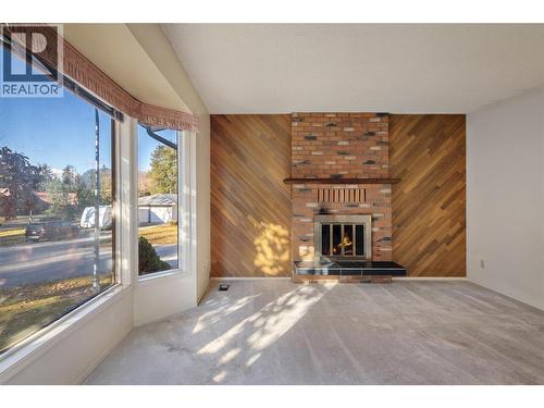 1509 Mountain View Drive, Revelstoke, BC - Indoor Photo Showing Living Room With Fireplace