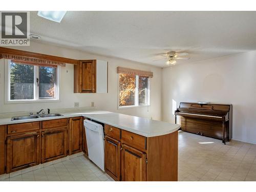 1509 Mountain View Drive, Revelstoke, BC - Indoor Photo Showing Kitchen With Double Sink