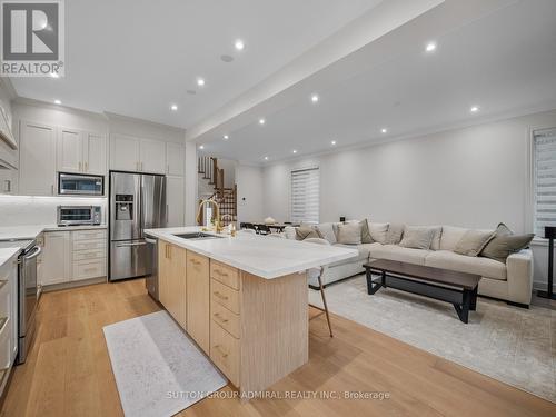 117 Wildberry Crescent, Vaughan, ON - Indoor Photo Showing Kitchen With Upgraded Kitchen