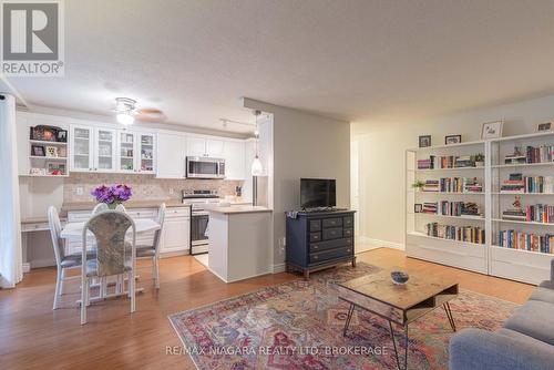 209 - 6390 Huggins Street, Niagara Falls (Stamford), ON - Indoor Photo Showing Living Room