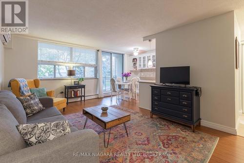 209 - 6390 Huggins Street, Niagara Falls (Stamford), ON - Indoor Photo Showing Living Room