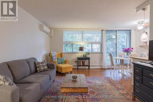 209 - 6390 Huggins Street, Niagara Falls (Stamford), ON - Indoor Photo Showing Living Room