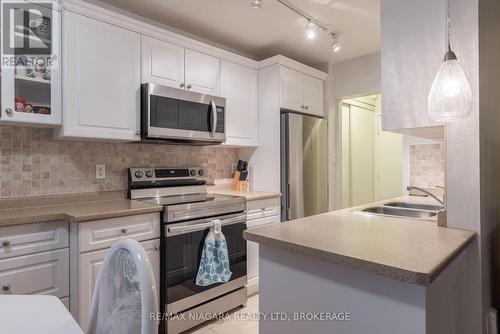 209 - 6390 Huggins Street, Niagara Falls (Stamford), ON - Indoor Photo Showing Kitchen With Double Sink