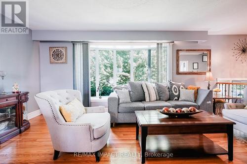 415 Jane Avenue, Oshawa, ON - Indoor Photo Showing Living Room