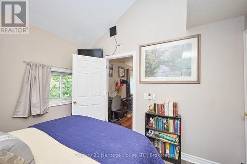 Main Floor Second Bedroom with windows - 662 Lakeshore Road, Fort Erie (Lakeshore), ON - Indoor Photo Showing Bedroom