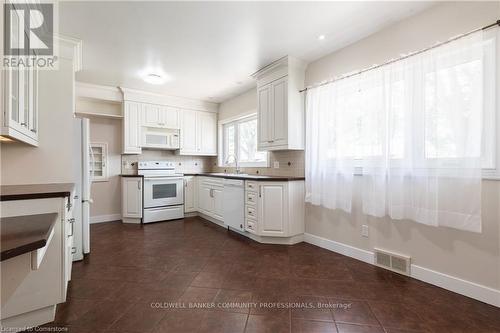 18 Masterson Drive, St. Catharines, ON - Indoor Photo Showing Kitchen