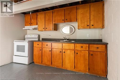 18 Masterson Drive, St. Catharines, ON - Indoor Photo Showing Kitchen