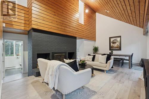101 St Moritz Crescent, Blue Mountains, ON - Indoor With Fireplace