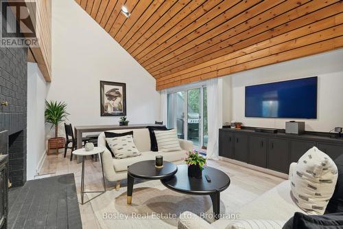 101 St Moritz Crescent, Blue Mountains, ON - Indoor Photo Showing Living Room