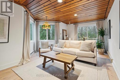 101 St Moritz Crescent, Blue Mountains, ON - Indoor Photo Showing Living Room