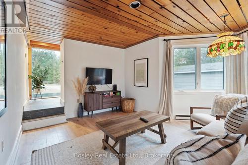 101 St Moritz Crescent, Blue Mountains, ON - Indoor Photo Showing Living Room