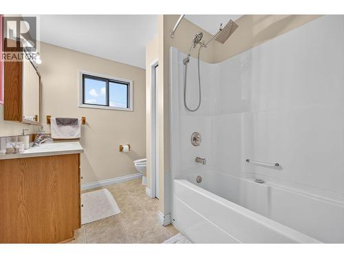 Full Bathroom Upstairs - 4804 25 Avenue, Vernon, BC - Indoor Photo Showing Bathroom